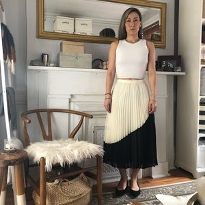 Pleated midi skirt from Banana Republic. Size 0